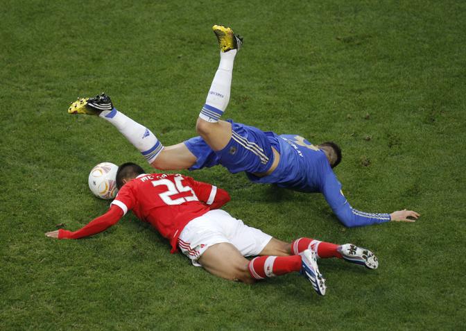 Lorenzo Malgarejo e Fernando Torres distesi sull'erba. Ap